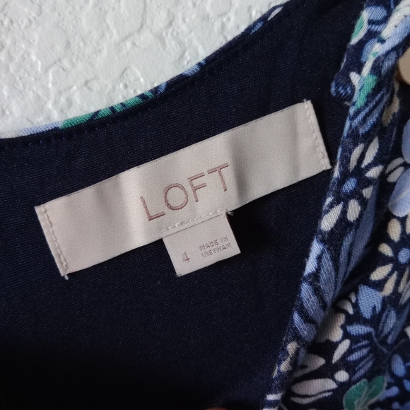 LOFT Women's Slit Flutter Sleeve Floral Dress Navy Blue size 4 - Picture 9 of 14